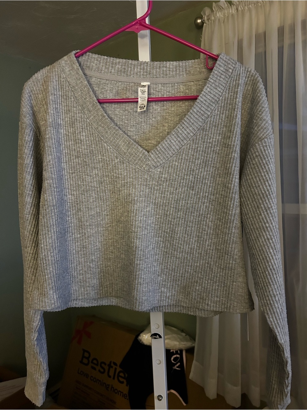 ALO Yoga Light Gray Ribbed Top V-Neck 
Cropped